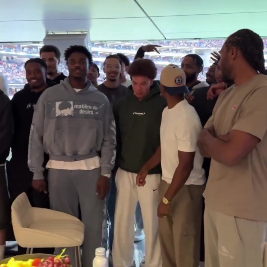 快船全队团建看橄榄球